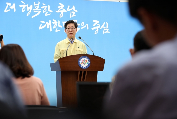 양승조지사는 2일 일본이 한국에 대한 화이트리스트배제 조치는 부당한 처사라며 자치단체간 교류 중단 등 강력한 성명을발표했다.