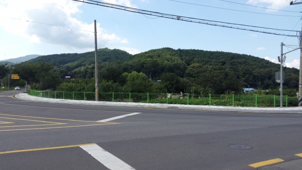 청양군 화성초등학교 앞 인도 설치공사가 27일 마무리 됐다. 이로써 이곳 학교 학생과 주민이 더 쾌적하고 안전하게 이용할 수 있게 됐다.<br>