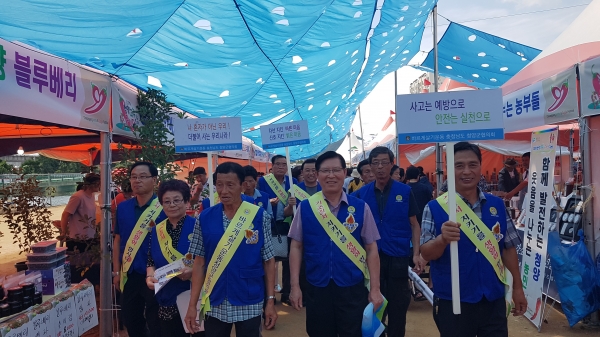 바르게살기운동청양군협의회 회원들은 2019청양고추구기자 축제장에서 '사고는 예방으로, 안전은 실천으로, 등의 푯말을 들고 기초질서지키기 켐페인을 벌였다.