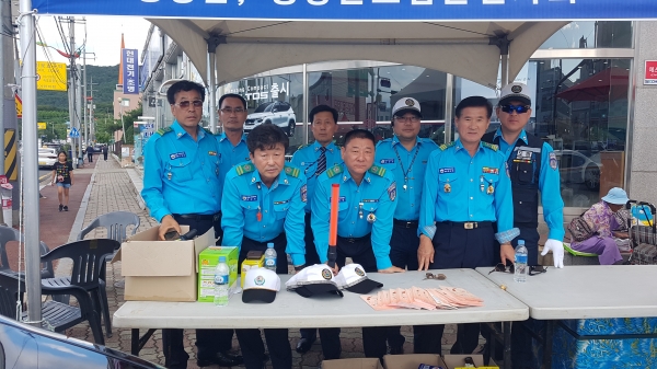 개인택시청양지부(회장 이수인) 회원들은 30일부터 1일까지 2019 청양고추구기자 축제장에서 교통안전사고 예방을 위한 봉사활동을 벌였다.