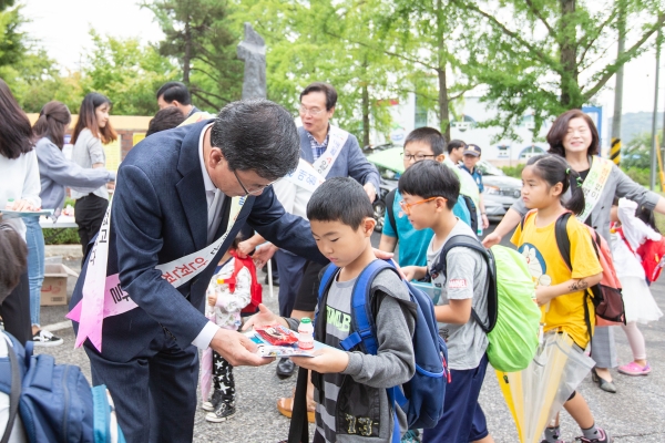 청양군이 3일 정산면 정산초등학교 앞에서 개학기를 맞아 ‘함께하는 안전한 학교 만들기’를 주제로 합동 캠페인을 펼쳤다.이날 캠페인에서 군, 청양경찰서, 청양교육지원청, 정산초등학교, 청소년상담복지센터 등 민관 단체 참여자들은 홍보물을 배부하면서 학생들의 안전한 등하교와 학교 활동을 도왔다.