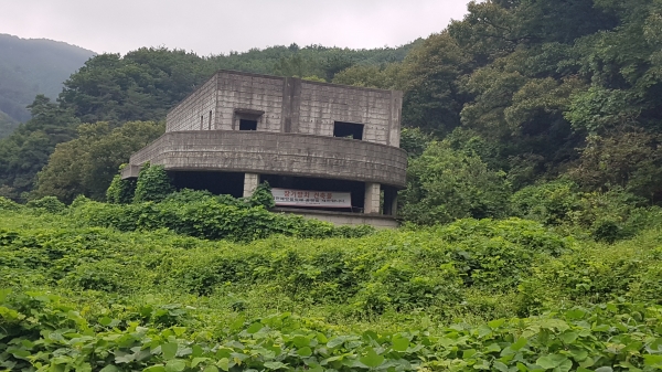 장기방치 건축물이 자연경관을 해치고 안전이 우려돼 시급한 정비가 요구된다.<br>