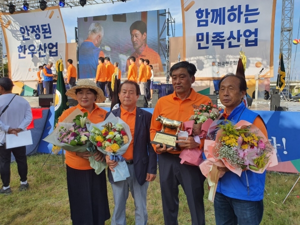 19일부터 22일까지 경북 영주시 일원에서 펼쳐지는 전국한우협회 창립 20주년 기념행사에 청양군한우협회(회장:노중호 오른쪽 두번째)가 전국 우수협회로 선정되어 표창을 받았다 (사진 / 이중휘 제공)<br>