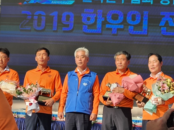 19일부터 22일까지 경북 영주시 일원에서 펼쳐지는 전국한우협회 창립 20주년 기념행사에 청양군한우협회(회장:노중호 오른쪽 두번째) 회원들이 참석하여 자리를 빛냈다. ( 사진 : 이중휘 제공)<br>