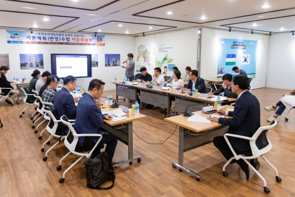 청양군은 18일 백제문화체험박물관 콘텐츠 강화를 위한 자문위를 열고 용역사로 부터 기본계획 (변경)제안설명을 들었다.(시진:청양군)