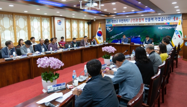 청양군이 25일 군청 상황실에서 읍면 주민자치위원장과 간사, 담당자가 참석한 가운데 주민자치연합회 간담회를 열고 주요 현안 사항을 협의했다.