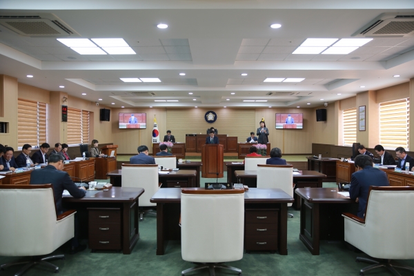 청양군의회는 22일 제258차 임시회 1차 본회의를 열고 군정질의를 벌였다.