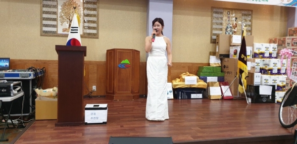 청양군기업인연합회 한마음대회에 초청받아 열창을 하는 가수 유지나씨, 유씨는 어려운이웃에 써달라며 이날 출연료 절반을 사회복지공동모금회에 기탁, 훈훈한 감동을 주고 있다.