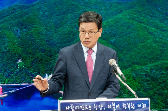 김돈곤 군수 24일 군청 상황실에서 10월 정례브리핑을 열고 “청양의 미래를 좌우할 두 가지 산업단지 프로젝트가 확정했다