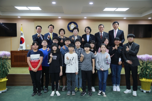 31일 합천초등학생과 인솔교사 등 13명이 현장체험학습으로 청양군의회를 방문해 제258회 임시회 제5차 본회의를 방청하며 지방의회의 기능과 역할에 대해 배우는 시간을 가졌다.