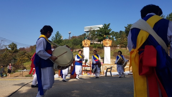 제막식이 끝나고 아리아리 예술단의 축하 공연과 청양문화원 농민 가수 명형철 이사가 민요 가시버시사랑을 불러 큰 호응을 얻기도 했다. (사진 : 정철호 시민기자)<br>