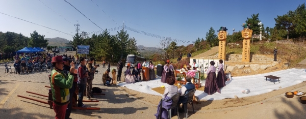 강원도 고성 통일전망대에서 청양 칠갑산 여장군과 고성 금강산 대장군의 장승혼례가 거행됐다