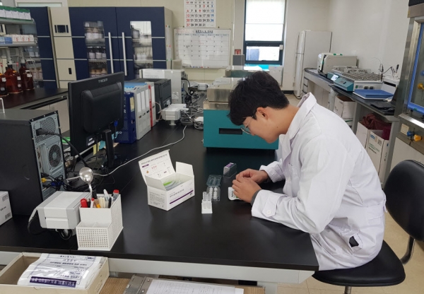 청양군농업기술센터가 한우 송아지 폐사의 가장 큰 원인인 설사병을 신속하게 치료하기 위해 17일부터 병원체 감별용 ‘설사병 5종 진단 장비’를 활용한 진단사업을 추진한다
