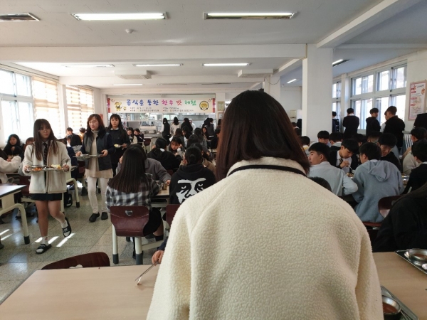 한우맛 체험행사에 참여한 학생들이 배식을 받고 있다 (사진 : 노중호 한우협회 청양지부장 )