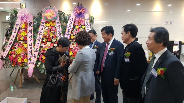 재경 청양중고 동창회에 참석한 동문을 맞이하는 회장단