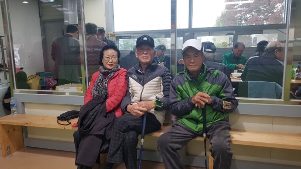 원로조합원이 게이트볼경기를 보고 있다