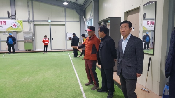 게이트볼 경기를 지켜보는 오호근조합장과 조합원