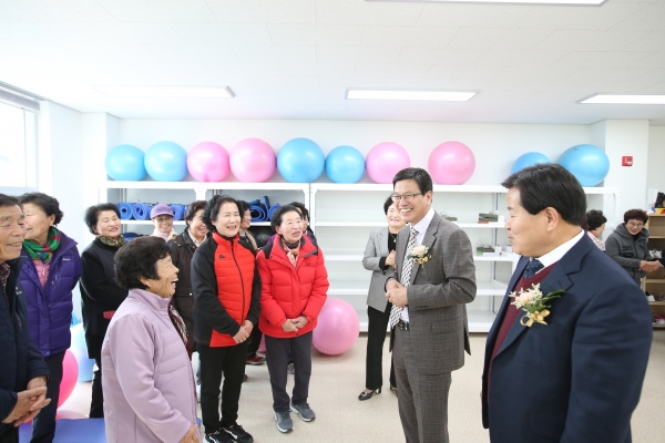 청양군이 2일 정산면 소재지 종합정비사업을 마무리하고 정산면사무소에 있는 커뮤니티 센터 준공식에 참여한 주민들이 즐거워하고 있다.