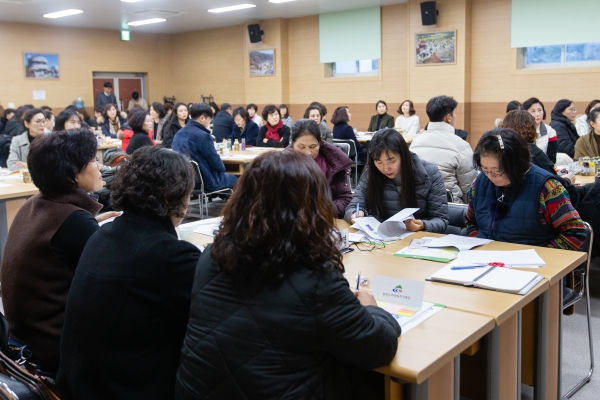 청양군이 지역사회 통합돌봄 사업(노인 커뮤니티 케어)의 진행 상황 공유와 원활한 소통을 위해 민관 실무자 합동 워크숍을 가졌다.<br><br>