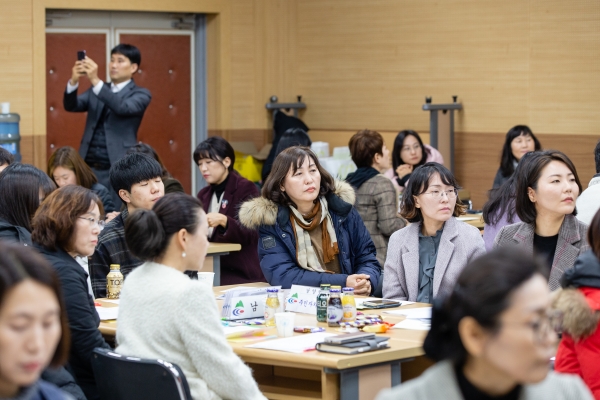 청양군이 지역사회 통합돌봄 사업(노인 커뮤니티 케어)의 진행 상황 공유와 원활한 소통을 위해 민관 실무자 합동 워크숍을 가졌다.5일 오전 10시부터 오후 4시까지 칠갑산 자연휴양림 대회의실에서 진행된 워크숍에는 커뮤니티 케어를 담당하는 읍면 공무원과 민간기관 담당자 등 100여 명이 참석, 지역 보살피면 회의와 보살핌 창구의 기능에 대해 깊이 있는 의견을 나눴다.<br>