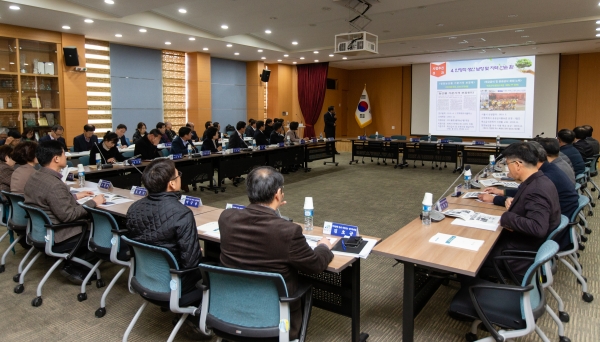 청양군이 19일 군청 대회의실에서 청양군 푸드플랜 민관 거버넌스 추진위원 회의를 열고, 올해 성과를 돌아보면서 2020년 추진계획을 논의했다.<br>