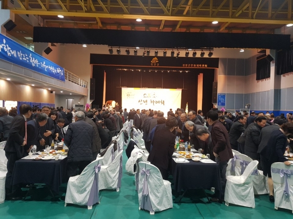 이들은 서로 새해 덕담을 주고받으며 지역발전을 위해 최선을 다해 나아간다는 데 뜻을 모았다. 경자년 새해를 맞아 신년하례회에 참석한 지역인사들이 서로 인사하며 덕담을 나누었다.<br><br>