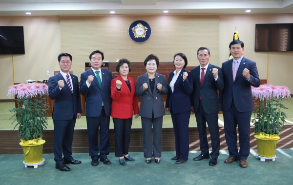 청양군의회(의장 구기수)는 충남 최초로 코로나 19로 어려움을 겪는 군민 전체에게 군민 1인당 10만 원씩 지급하는 것을 집행부에 제안하기로 했다.<br>