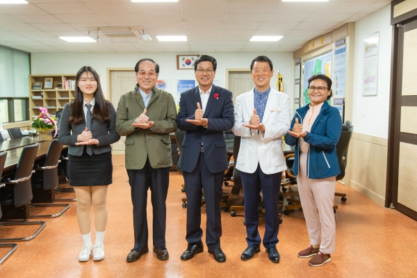김돈곤 군수와 박승일 대한노인회 청양군지회장, 조제순 한국부인회 청양군지회장, 청양고 윤수비 학생, 김상경 청양군보건의료원장이 코로나 19 의료진에 감사의 마음을 전했다.<br>