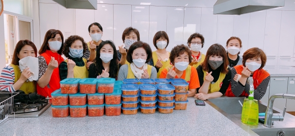 청양읍 여성자원봉사회(회장 김민선)는 11일 저소득층 가정에 밑반찬을 전달하고 취약계층의 영양 불균형에 도움을 주고 있다.<br>