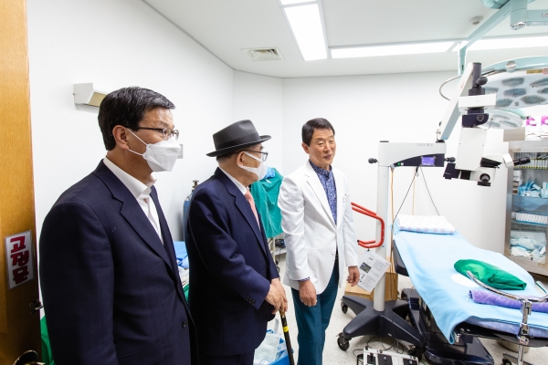 출향인 기업인 명위진(재)파안장학문화재단 이사장이 고향 주민건강 증진을 위해 청양군보건의료원에 첨단의료장비를 기증, 고향 주민들로부터 존경과 고마움을 사고 있다.명 이사장은 지난 14일 청양군의료원에 암 검진용 내시경 본체, 방사성 촬영기, 백내장 수술기, 수술기구, 치료기구 등 모두 17종류 5억 원 상당의 첨단의료장비를 기증했다. <br>