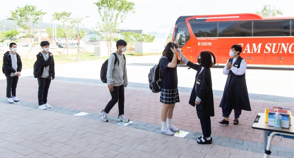 정산중학생들이 등교 개학한 27일 2m 거리 두기와 발열체크를 하고 있다