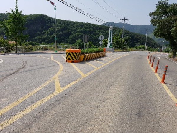 칠갑산 오토캠핑장 입구가 제대로 만들어지지 않아 이용 차량들이 불법 좌회전 하는 사례가 빈번히 일어나 선형개선 사업이 요구되된다.