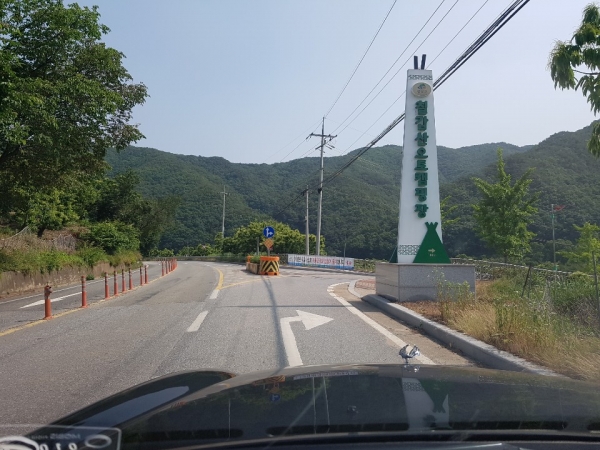 오토캠핑장 이용 차량이 잦은 U턴으로 사고 위험 등 마찰을 빚는 일이 자주 일어나고 있어 개선책이 필요하다