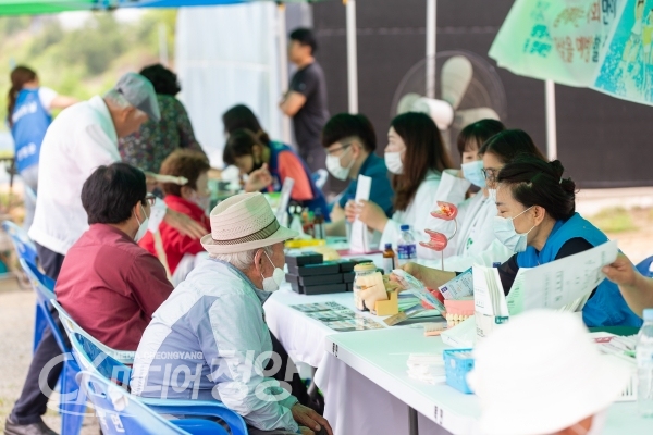 청양군이 18일 목면 안심2리(이장 임동민)를 찾아 주민 건강검진, 농기계 수리 등 ‘마을 봉사의 날’ 행사를 가졌다.<br>