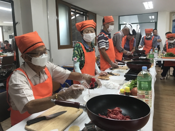 (사)청양군자원봉사센터(센터장 신기섭)가 오는 11월까지 홀몸노인 지원사업 목적으로 ‘은빛 요리사 요리 교실’을 운영한다.<br>이 사업은 홀몸노인의 건강한 삶을 유지하면서 지역사회의 관심과 자원봉사자들의 지속적 참여를 유도하기 위해 기획됐다.<br>