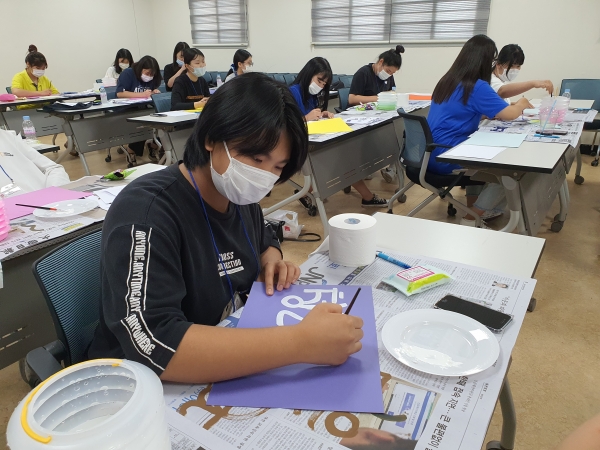 (사)청양군자원봉사센터(센터장 신기섭)는 청소년 전문자원봉사양성을 위해 지난 27일 군내 청소년 20여 명을 대상으로 ‘예쁜 손글씨(POP)’ 교육을 진행했다.<br>이들은 교육을 이수 앞으로 청양지역 전통시장이 열리고 있는 청양시장과 정산시장에서 상인들에게 ‘예쁜 손글씨(POP)를 활용한 제품명과 가격표’를 써 주기로 했다.<br>