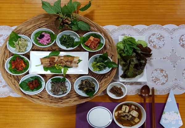 계봉농원(대표 박종민. 010-9413-5795)은 농부 모내기 밥상으로 차려진 점심이 특징이다. 제철 산나물 5∼6가지에 수육과 전이 어우러진 ‘채반 뽕 밥상’과 뽕잎 차 한 잔이 호평을 받고 있다.<br>