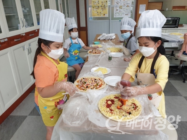 운곡초등학교 학생들이 지역에서 생산된 음식재료로 피자를 만들고 있다.