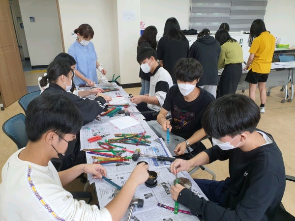 인지기능이 떨어진 노인에게 기부될 가죽팔지를 만들고 있는 청양고 학생들