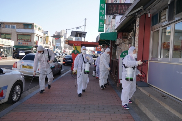 청양군의회는 11일 청양군노인복지회관과 청양전통시장, 청양버스터미널 및 택시 승강장 등에서 코로나19 확산을 방지를 위한 방역 활동을 벌였다<br>