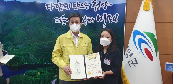 육현이 청양의료원 주무관이 코로나19 확산 방지를 위한 신속한 역학조사와 검체채취한 공이 인정돼 충남도 모범공무원으로 선정됐다. ( 사진 오른쪽)