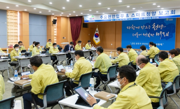 청양군이 지난 15일 군청 대회의실에서 32개 주요 역점사업에 대한 업무보고회를 하고 저비용·고효율 추진방안을 모색했다.<br>