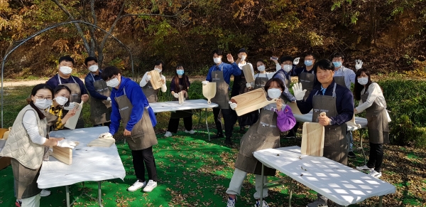 손수 도마를 만들며 치유의 시간을 보내며 즐거워하는 청양군 민원봉사실 직원들