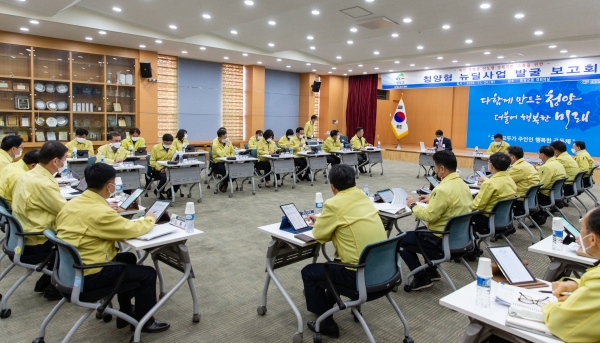 청양군은 정부 기조에 맞추고 지역맞춤형 사업발굴을 위해 부군수를 단장으로 대응추진단을 구성해 운영하고 있다. 지역 소멸 위기 극복을 위한 미래전략과 핵심사업 추진으로 2025년까지 4,811개 일자리를 창출한다는 게 군의 구상이다.<br>