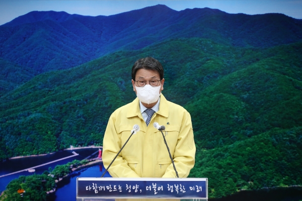 김돈곤 청양군수가 2일 군청 상황실에서 1일 일가족 3명이 추가 확진된 코로나 19 긴급영상브리핑을 하고 있다.