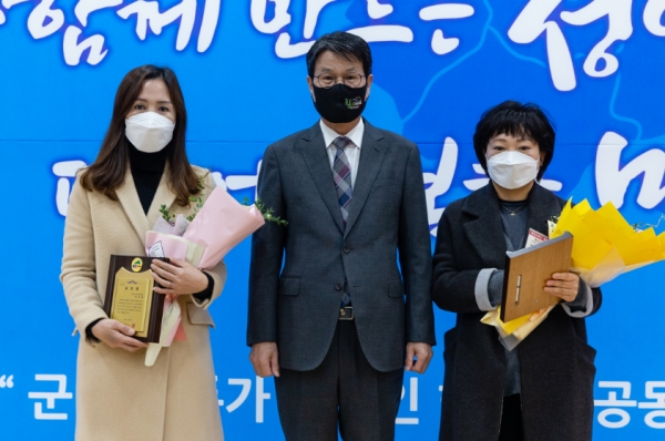 이춘희 장애인활동지원사와 드림스타트 이은순 아동 통합사례관리사가 복지서비스 향상 공로로 2일 김돈곤 청양군수 표창패를 받았다. <br>
