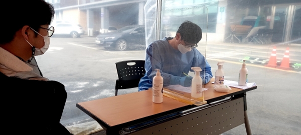 청양군의료원에 마련된 선별진료소에 농업기술센터 직원이 코로나 19 검체검사를 받기 위해 대기하고 있다.