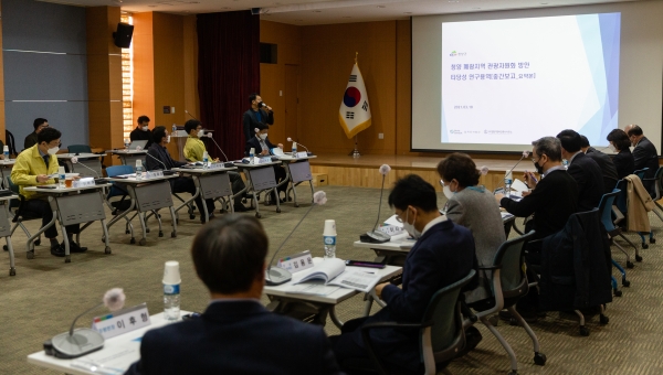 남양면 구봉광산(금광)과 장평면 청양광산(중석)을 이용한 관광단지 조성 계획의 밑그림이 나왔다.군은 지난 18일 군청에서 관광전문가와 관계 공무원 등 20여 명이 참석하여 ‘폐광지역 관광 자원화 방안 타당성 연구용역’ 중간보고회를 가졌다.<br>