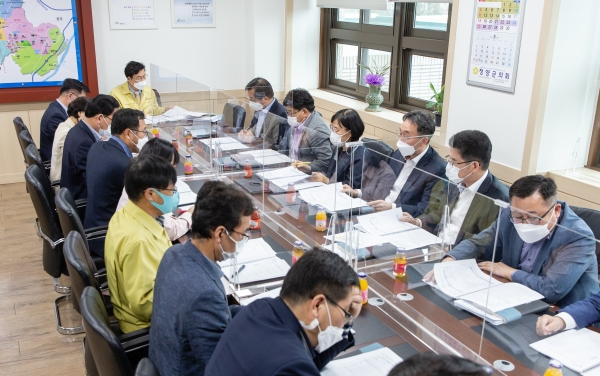 청양군은 2일 군청에서 2021년 규제혁신과제 발굴 보고회를 열고 현실성이 떨어지는 규제에 대한 개선방안과 대안을 논의했다<br>