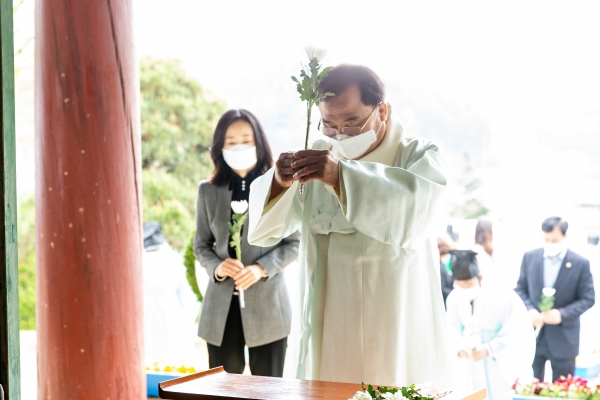 면암 선생 항일거의 115주년 추모제 참석자가 헌화하고 있다.